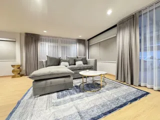 Casa en alquiler de 5 habitaciones en Huai Khwang, Bangkok