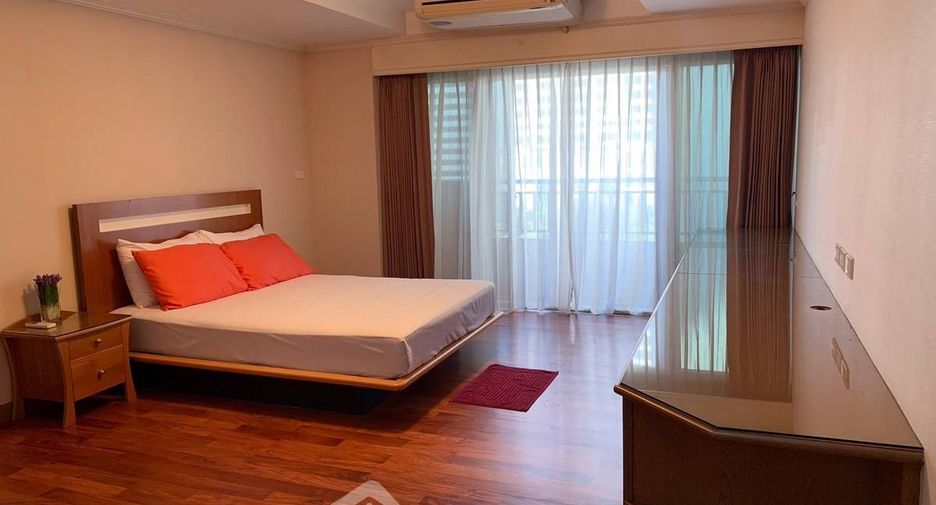 For rent 3 bedrooms condo in Sathon, Bangkok