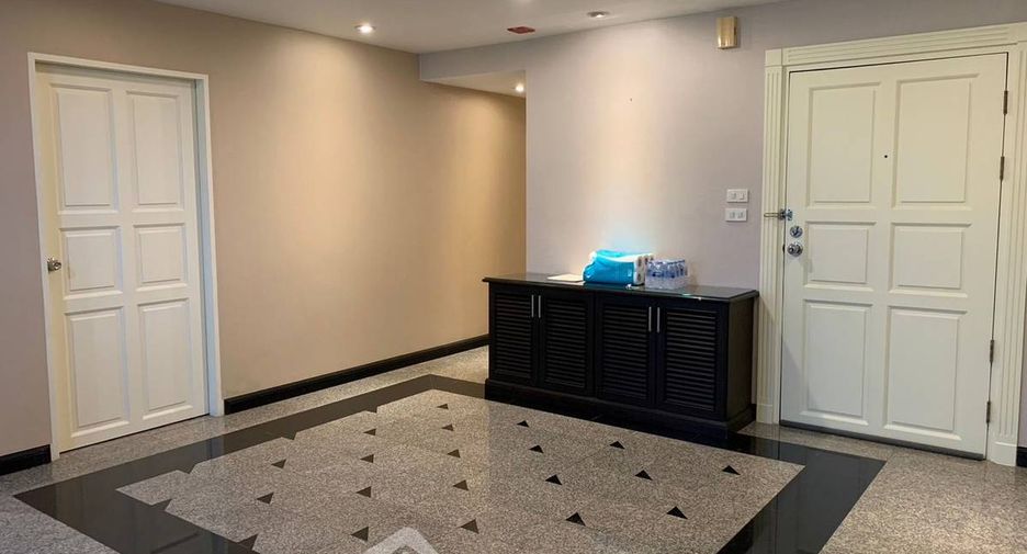 For rent 3 bedrooms condo in Sathon, Bangkok
