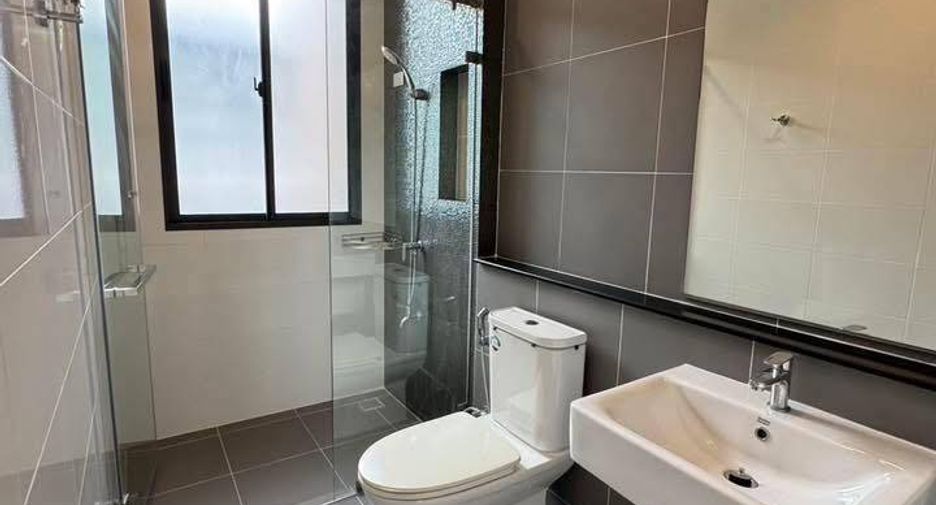 For rent 3 ベッドルーム townhouse in Saphan Sung, Bangkok