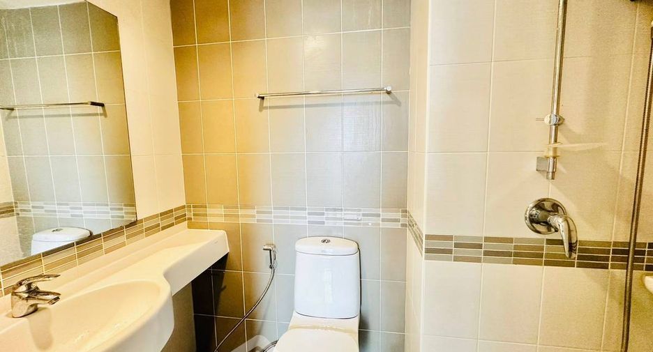 Wohnung zur Miete mit 2 Zimmer in Huai Khwang, Bangkok