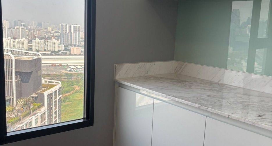 For rent 3 bedrooms condo in Huai Khwang, Bangkok