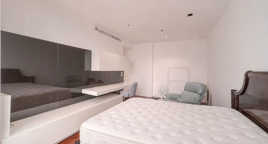 For rent 2 bedrooms condo in Pathum Wan, Bangkok