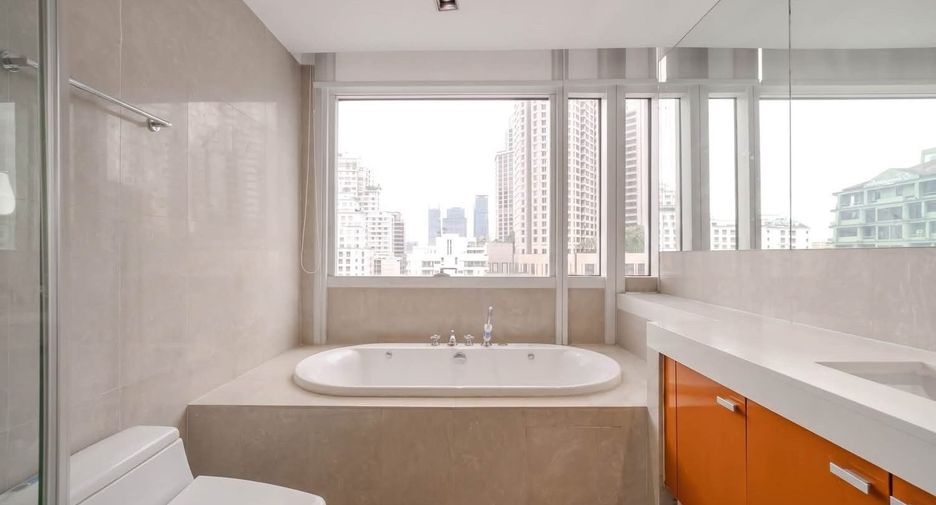 For rent 2 bedrooms condo in Pathum Wan, Bangkok