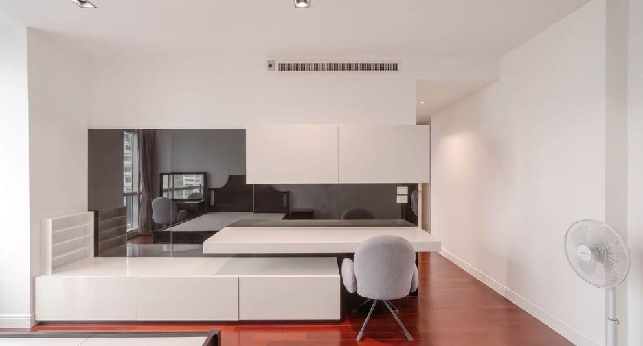 For rent 2 bedrooms condo in Pathum Wan, Bangkok