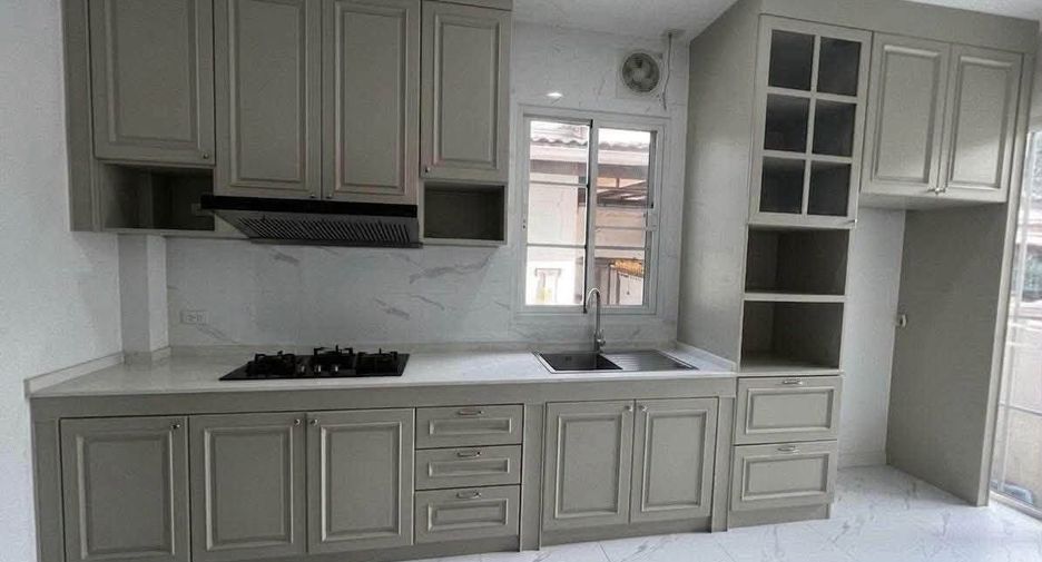 Casa en venta y en alquiler de 4 habitaciones en Thawi Watthana, Bangkok