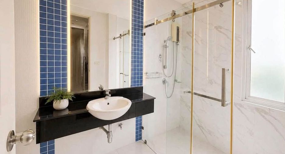 Casa en venta y en alquiler de 4 habitaciones en Thawi Watthana, Bangkok