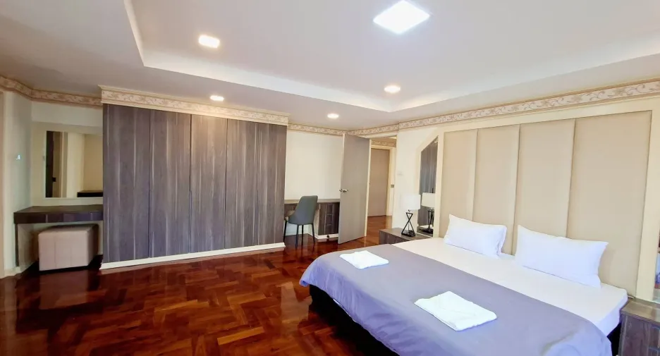 For rent 3 bedrooms condo in Watthana, Bangkok