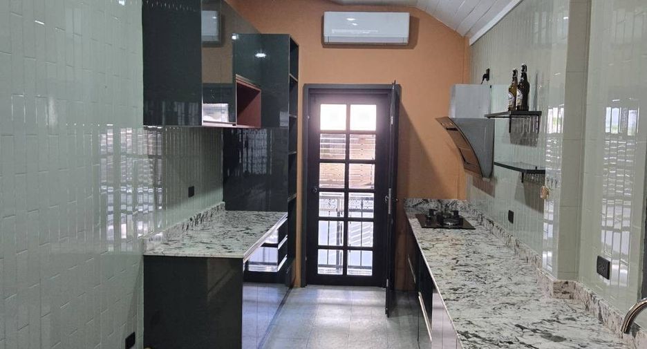 À vendre 4 chambres maison à Bang Khae, Bangkok