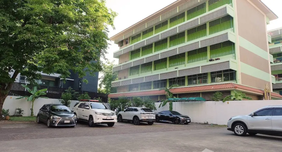 For rent 5 bedrooms townhouse in Watthana, Bangkok