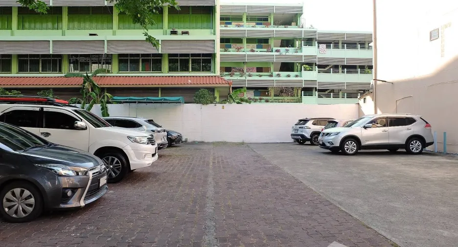 For rent 5 bedrooms townhouse in Watthana, Bangkok