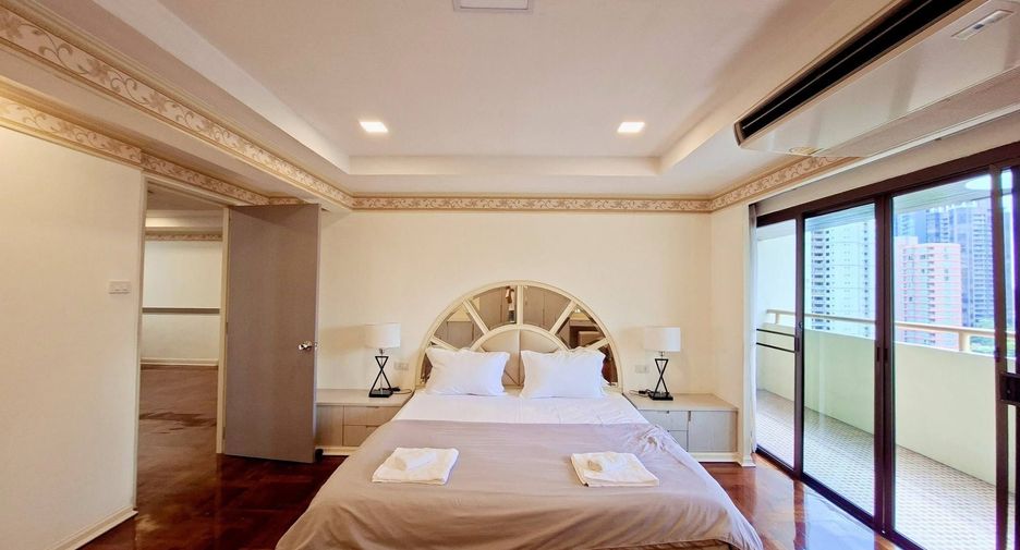 For rent 3 bedrooms condo in Watthana, Bangkok