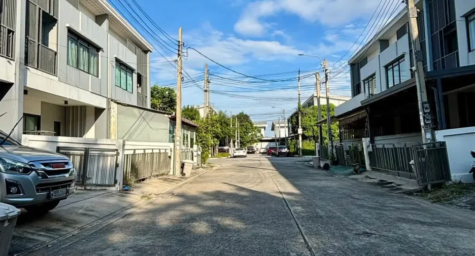 For rent 3 bedrooms townhouse in Prawet, Bangkok