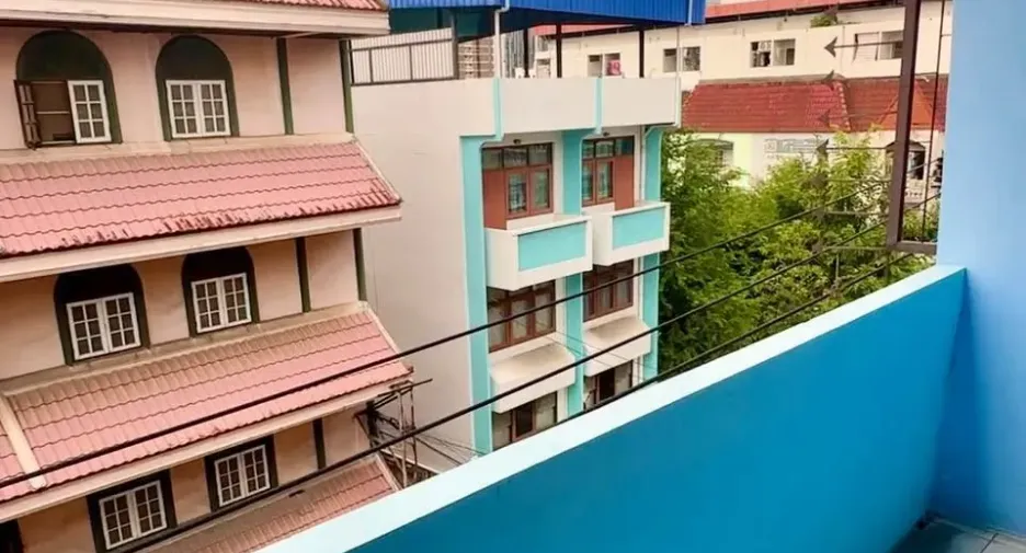 Casa adosada en venta de 8 habitaciones en Din Daeng, Bangkok