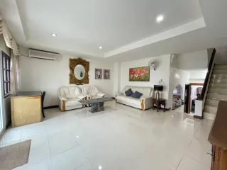 Casa adosada en alquiler y en venta de 4 habitaciones en Bang Lamung, Chonburi