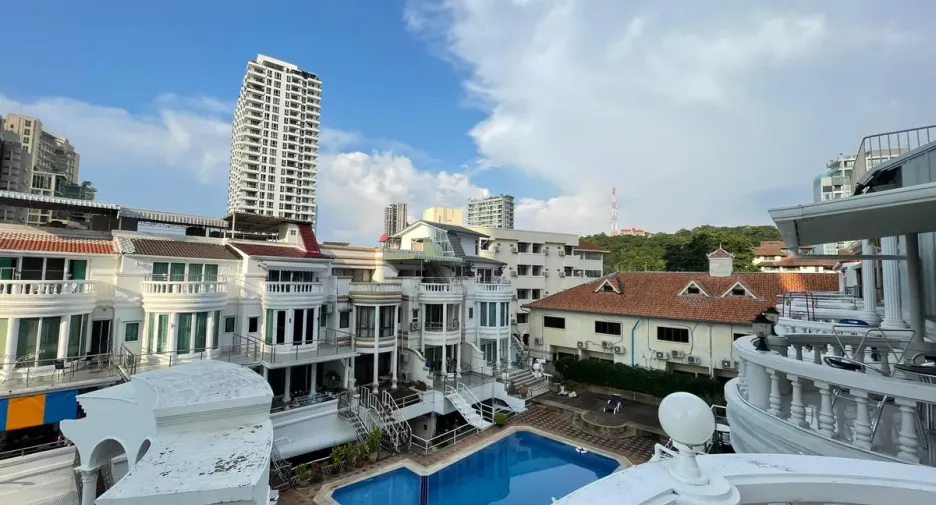 Casa adosada en alquiler y en venta de 4 habitaciones en Bang Lamung, Chonburi