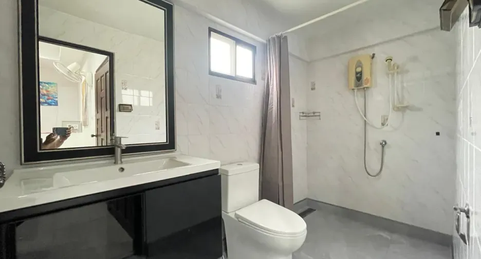 Casa adosada en alquiler y en venta de 4 habitaciones en Bang Lamung, Chonburi