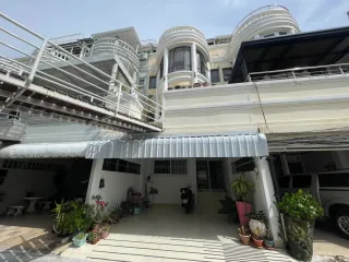 Casa adosada en alquiler y en venta de 4 habitaciones en Bang Lamung, Chonburi