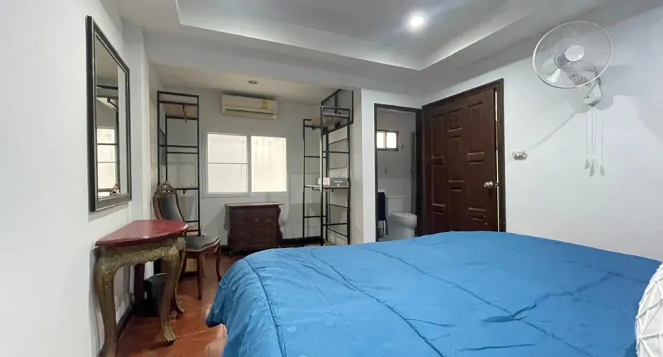 Casa adosada en alquiler y en venta de 4 habitaciones en Bang Lamung, Chonburi