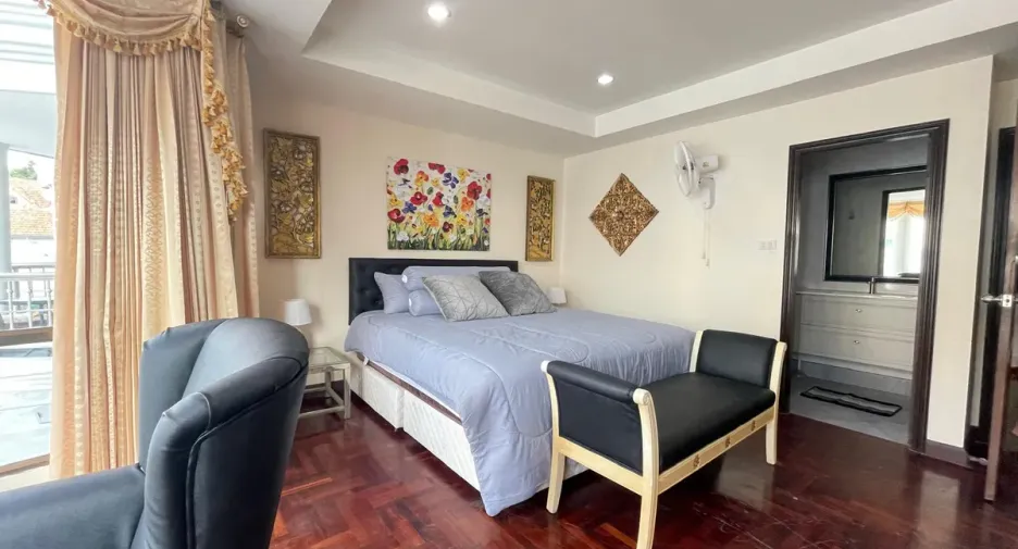 Casa adosada en alquiler y en venta de 4 habitaciones en Bang Lamung, Chonburi