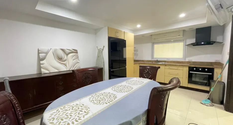 Casa adosada en alquiler y en venta de 4 habitaciones en Bang Lamung, Chonburi