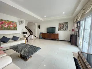 Casa adosada en alquiler y en venta de 4 habitaciones en Bang Lamung, Chonburi