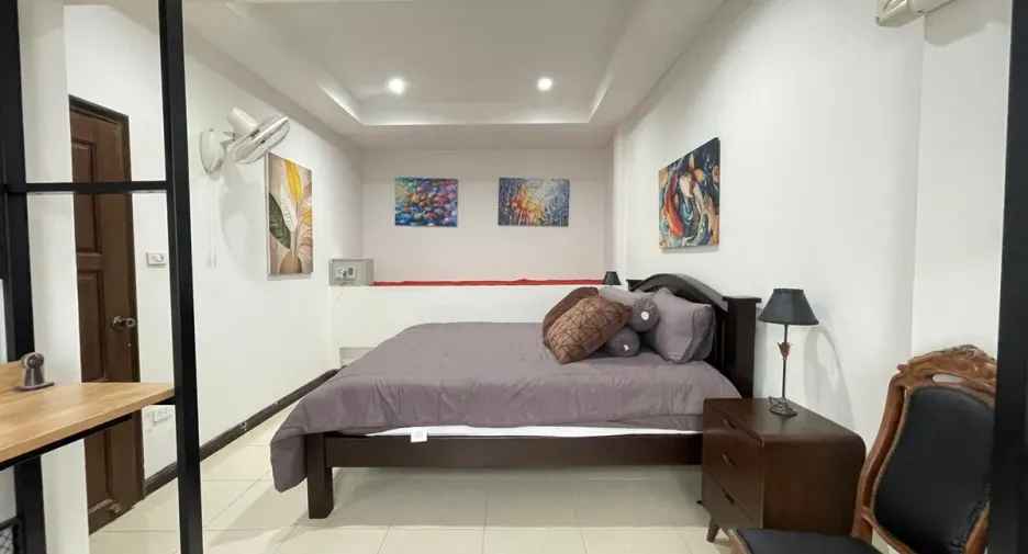 Casa adosada en alquiler y en venta de 4 habitaciones en Bang Lamung, Chonburi