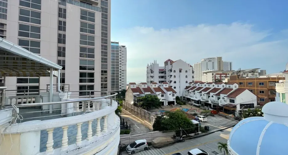 Casa adosada en alquiler y en venta de 4 habitaciones en Bang Lamung, Chonburi