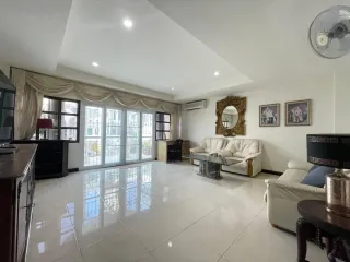 Casa adosada en alquiler y en venta de 4 habitaciones en Bang Lamung, Chonburi