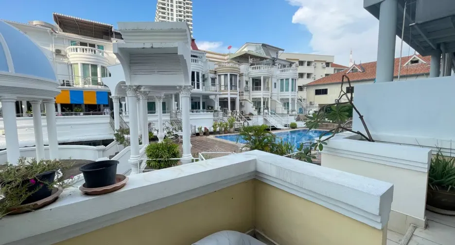 Casa adosada en alquiler y en venta de 4 habitaciones en Bang Lamung, Chonburi