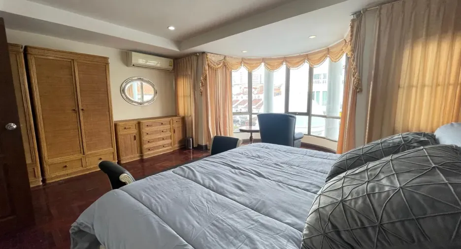 Casa adosada en alquiler y en venta de 4 habitaciones en Bang Lamung, Chonburi