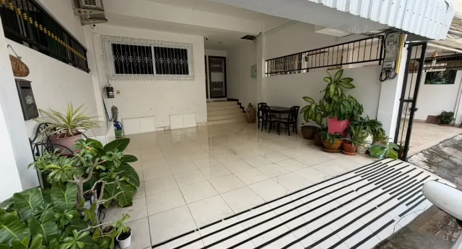 Casa adosada en alquiler y en venta de 4 habitaciones en Bang Lamung, Chonburi