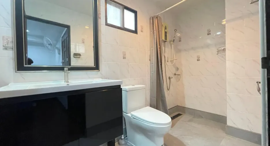 Casa adosada en alquiler y en venta de 4 habitaciones en Bang Lamung, Chonburi
