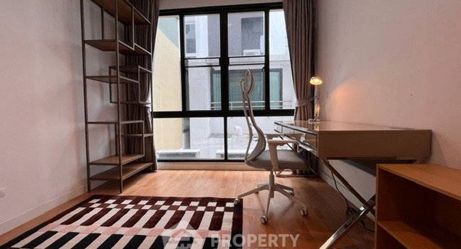 For rent 4 bedrooms house in Yan Nawa, Bangkok