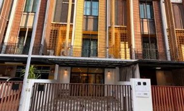 For rent 4 bedrooms house in Yan Nawa, Bangkok