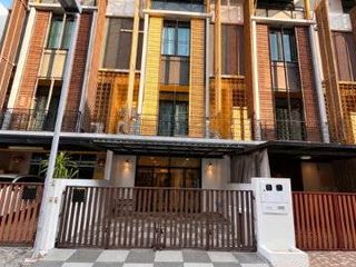 Casa en alquiler de 4 habitaciones en Yan Nawa, Bangkok