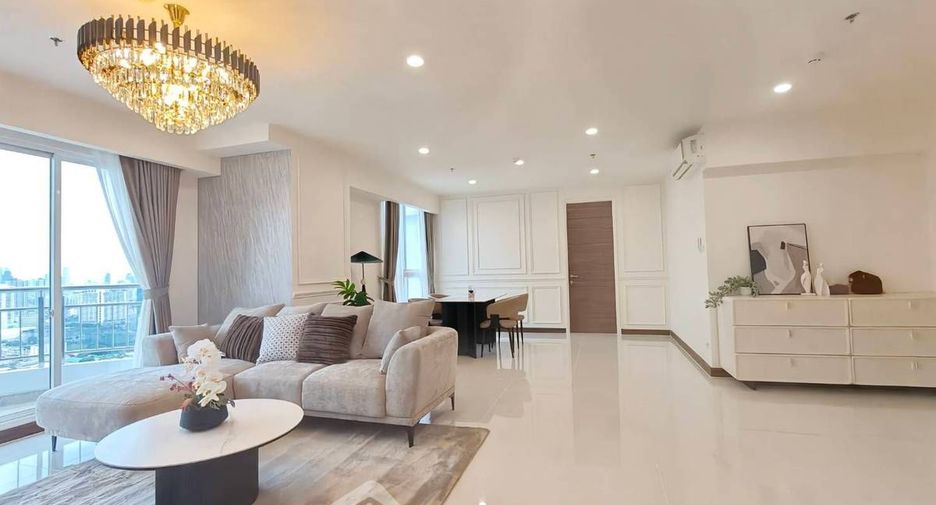 For rent 2 bedrooms condo in Yan Nawa, Bangkok