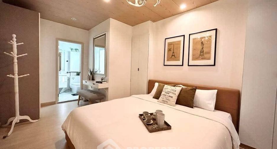 For rent 3 bedrooms condo in Huai Khwang, Bangkok