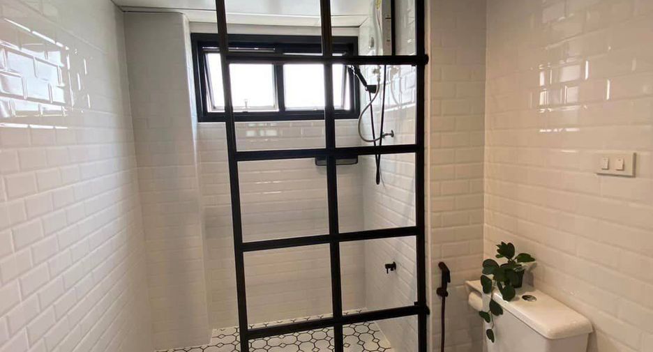 For rent 2 bedrooms condo in Huai Khwang, Bangkok