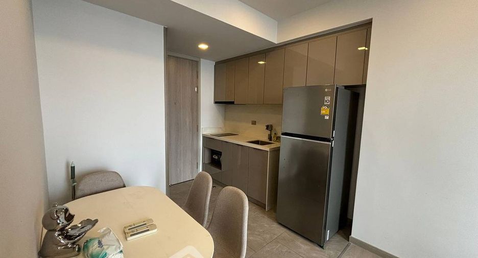 For rent 2 bedrooms condo in Huai Khwang, Bangkok