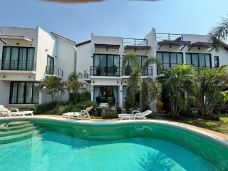 Casa adosada en venta de 2 habitaciones en Bang Lamung, Chonburi
