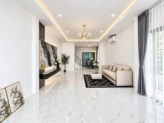 Casa adosada en alquiler de 3 habitaciones en Bang Lamung, Chonburi