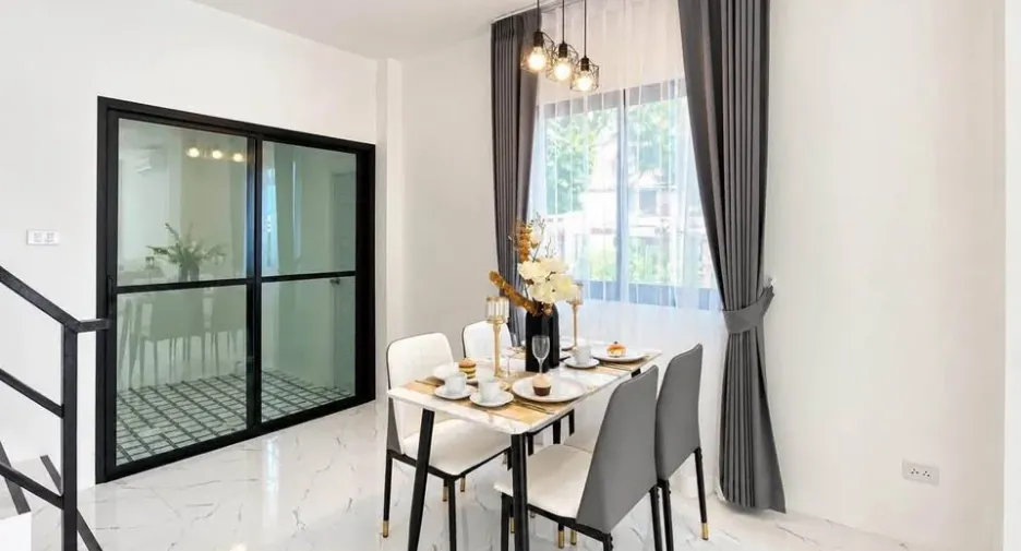 Casa adosada en alquiler de 3 habitaciones en Bang Lamung, Chonburi