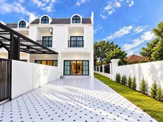 Casa adosada en alquiler de 3 habitaciones en Bang Lamung, Chonburi