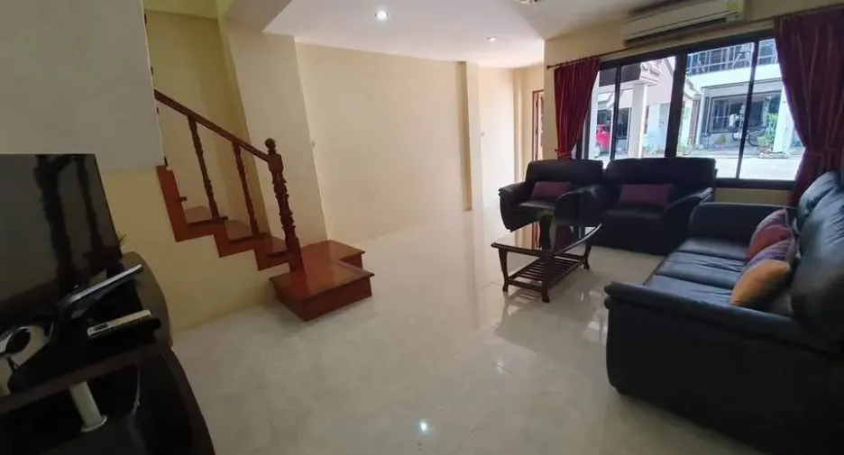 Casa adosada en alquiler de 2 habitaciones en Bang Lamung, Chonburi
