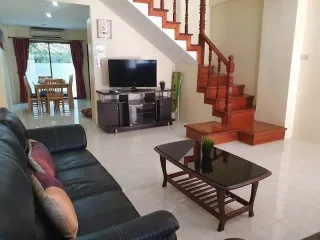 Casa adosada en alquiler de 2 habitaciones en Bang Lamung, Chonburi