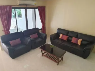 Casa adosada en alquiler de 2 habitaciones en Bang Lamung, Chonburi