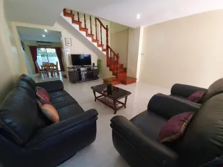 Casa adosada en alquiler de 2 habitaciones en Bang Lamung, Chonburi