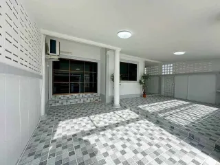 Casa adosada en alquiler de 2 habitaciones en Bang Lamung, Chonburi