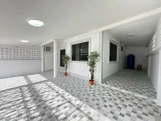 Casa adosada en alquiler de 2 habitaciones en Bang Lamung, Chonburi
